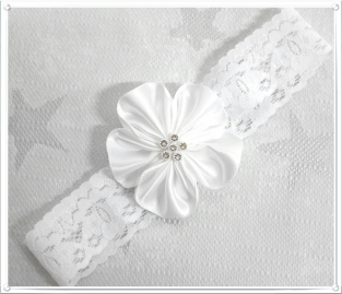 Haarband bloem met steentjes wit